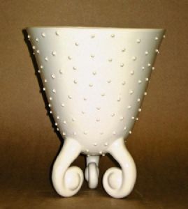 "V Shaped Slipcast Pot With Feet"